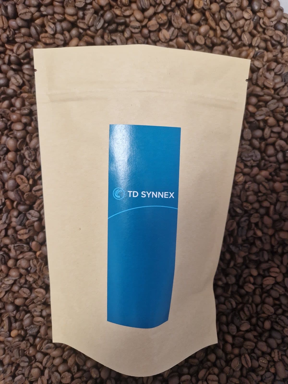 Kesa kafe sa etiketom TD SYNNEX na prženim zrnima