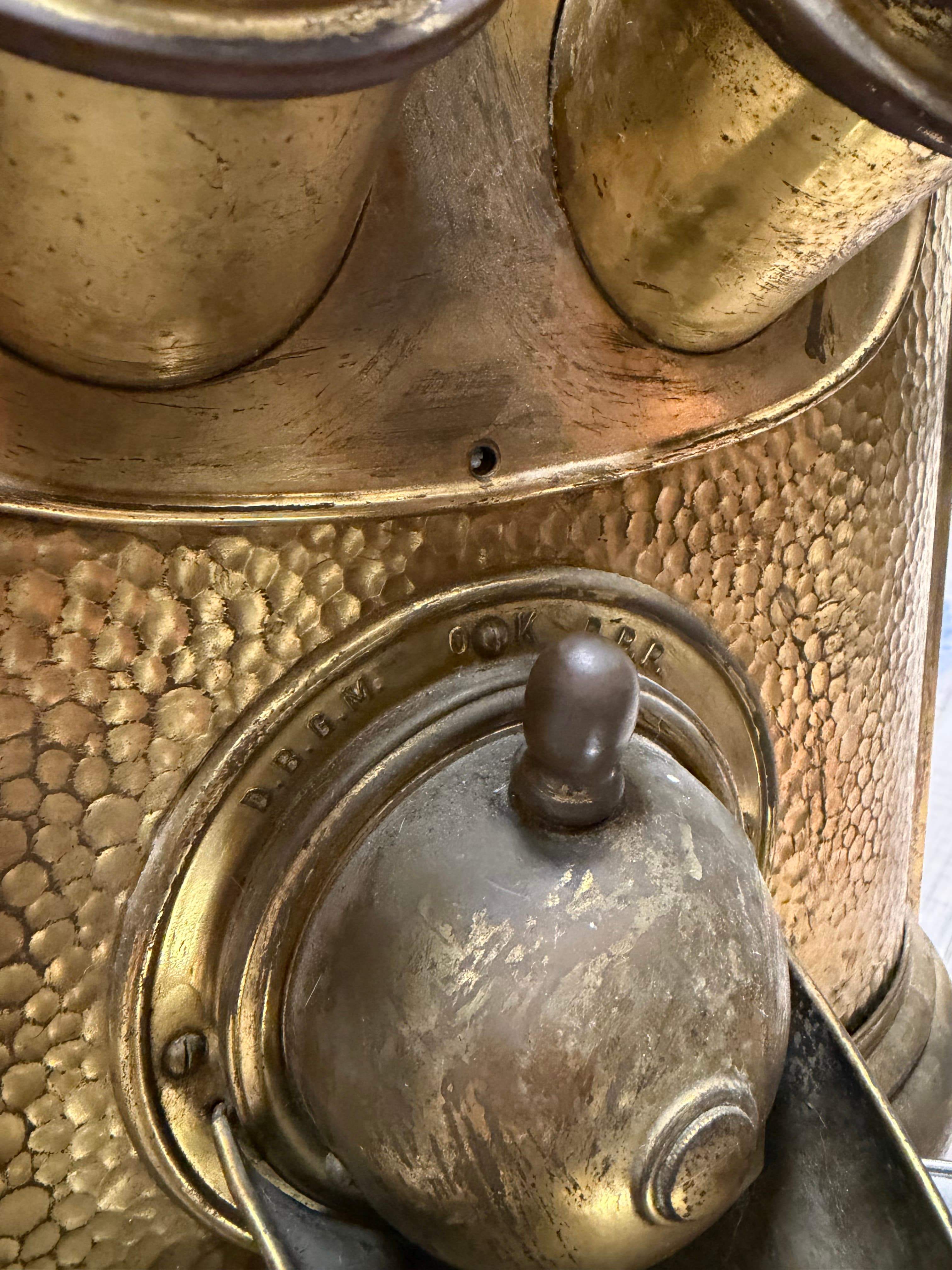 Detalj donjeg mehanizma našeg dozatora sa utisnutim oznakama D.R.G.M., O.K. i D.R.P.