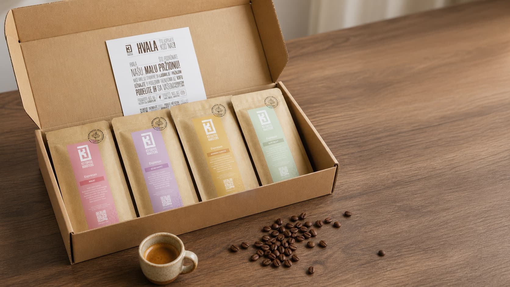 Otvorena kraft kutija sa kesama K3 kafe, zahvalnicom i espresom