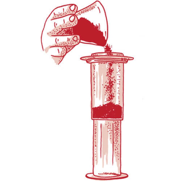 Koristeći AeroPress merilicu pažljivo sipajte kafu na dno uređaja.
